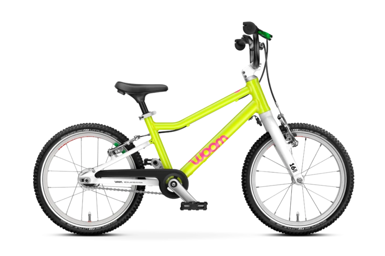 neon-grünes Kinderrad von Woom mit pinkem Logo