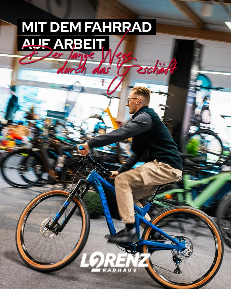 Junger Mann fährt mit dem Rad durch das Geschäft